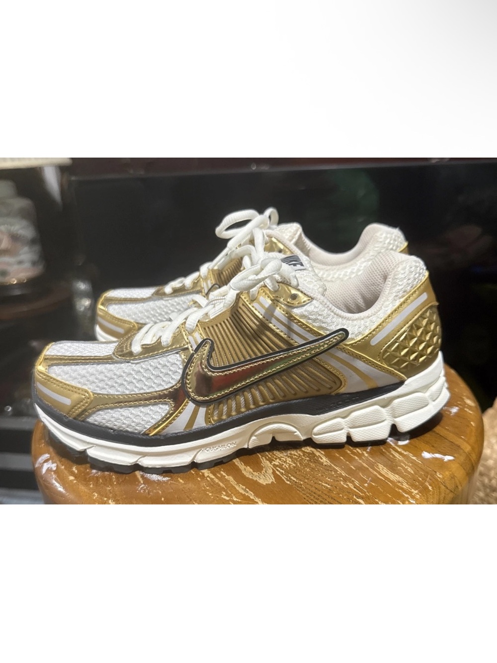 NEW Nike Zoom Vomero 5 Women's Size 8 Photon Dust/Metallic Gold HF7723 001